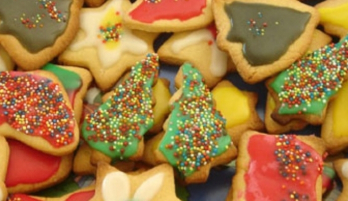 Ετοίμασε εύκολα πεντανόστιμα μπισκότα με άρωμα και χρώμα Χριστουγέννων