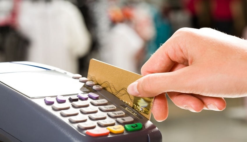 «Πονηροί» καταστηματάρχες: Πώς μας χρεώνουν παραπάνω όταν πληρώνουμε με κάρτα