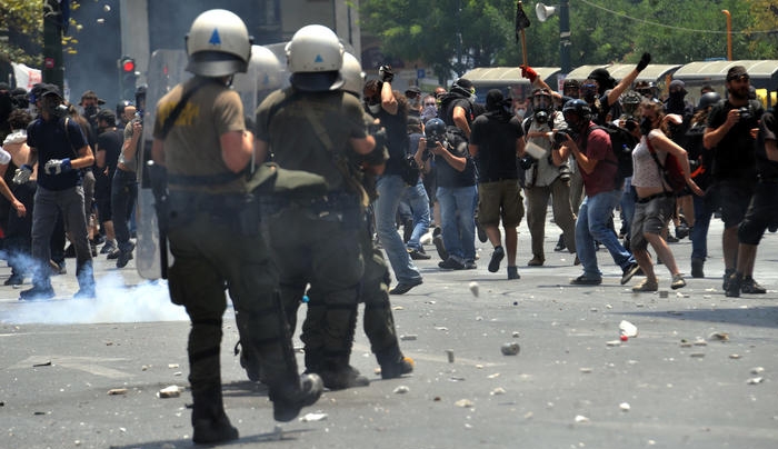 Πέτρες και χημικά στη μαθητική πορεία στο κέντρο της Αθήνας