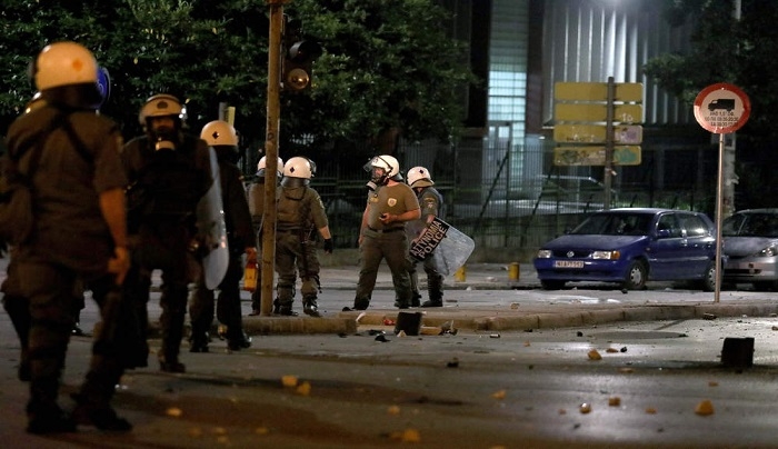Άγρια επεισόδια στη Θεσσαλονίκη: Μολότοφ και δακρυγόνα έξω από το τουρκικό προξενείο [βίντεο]
