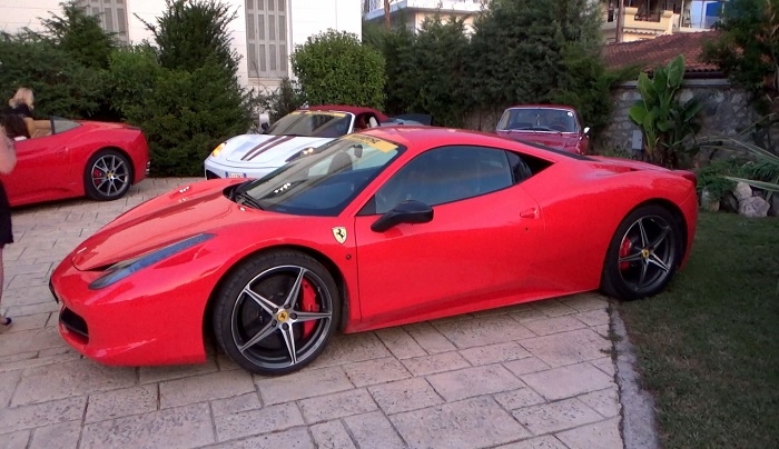 Η Πάτρα γέμισε Ferrari -Υποδοχή με παραδοσιακές στολές [βίντεο]