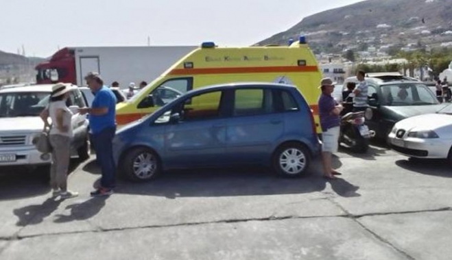 "Μολών λαβέ" λένε οι κάτοικοι της Πάρου για το ασθενοφόρο - Συγκέντρωση στο λιμάνι - ΦΩΤΟ