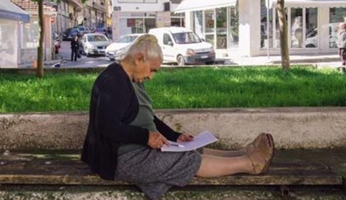 H 82χρονη που πήρε απολυτήριο γυμνασίου με βαθμό 19,6