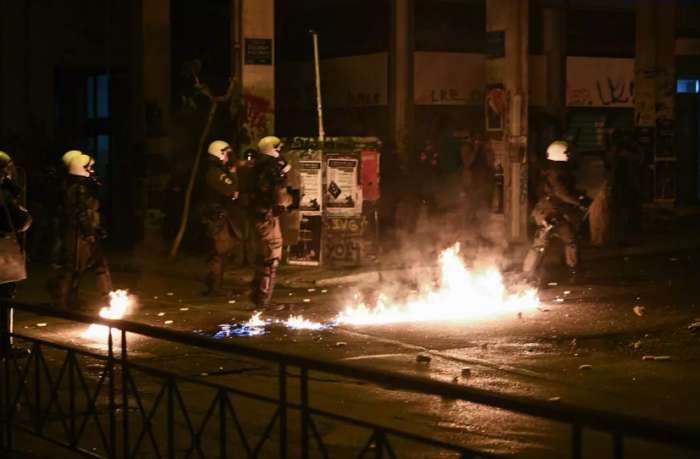 Εξάρχεια: Επιθέσεις με μολότοφ, πέτρες και μπουκάλια – 3 αστυνομικοί στο νοσοκομείο, 20 προσαγωγές