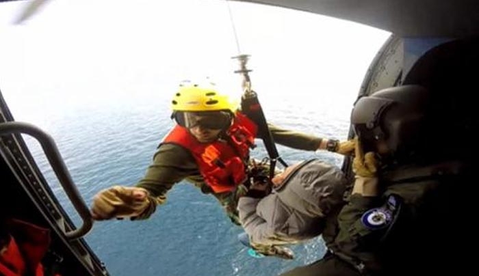 Πτήση σωτηρίας με ελικόπτερο Aegean Hawk του Πολεμικού Ναυτικού ΒΙΝΤΕΟ