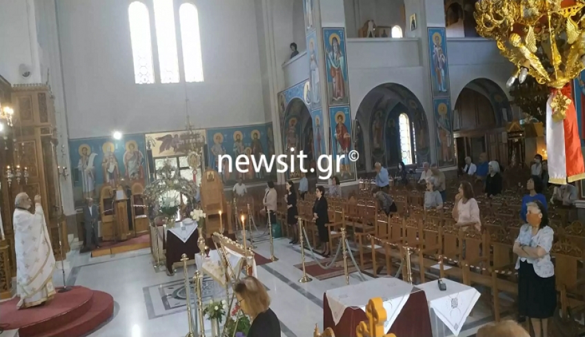 Άνοιξαν οι εκκλησίες για τους πιστούς: Αντισηπτικά, κάρτες εισόδου και αντίδωρο σε σακουλάκια στη Θεία Λειτουργία