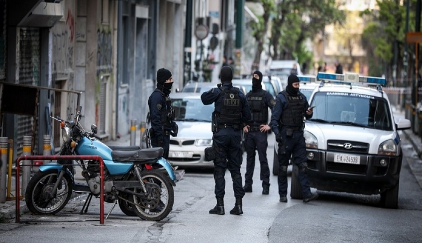 Εξάρχεια: Απομακρύνουν το κοντέινερ αναρχικών ομάδων από την πλατεία