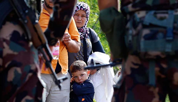 Ουγγαρία: Δακρυγόνα στους πρόσφυγες, πολυβόλα στέλνει ο στρατός-Τραυματίστηκαν 2 παιδιά