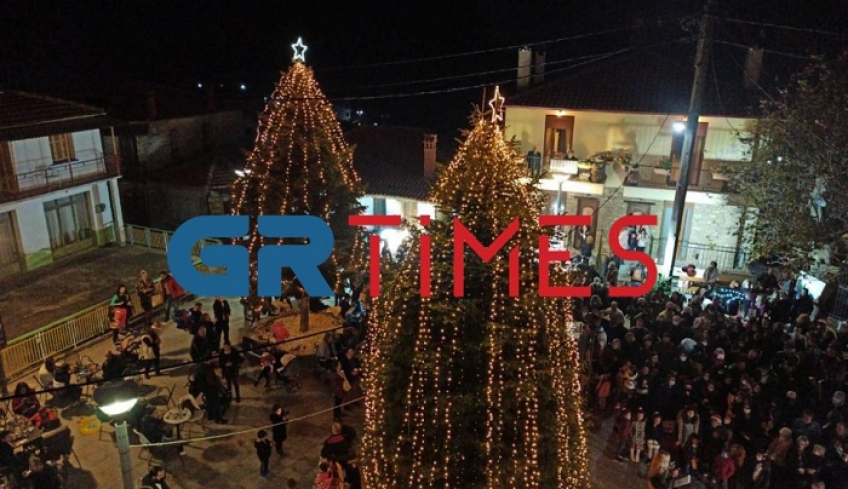 Στη Χαλκιδική «άναψε» το πρώτο χριστουγεννιάτικο δέντρο στην Ελλάδα