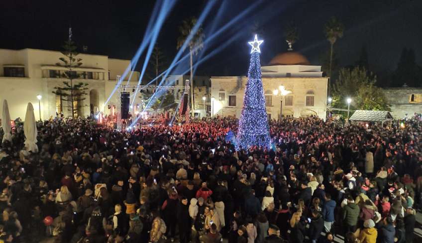 «Μαγευτικός» ο Μιχάλης Χατζηγιάννης στην συναυλία για το άναμμα του δέντρου στην Πλατεία Ελευθερίας