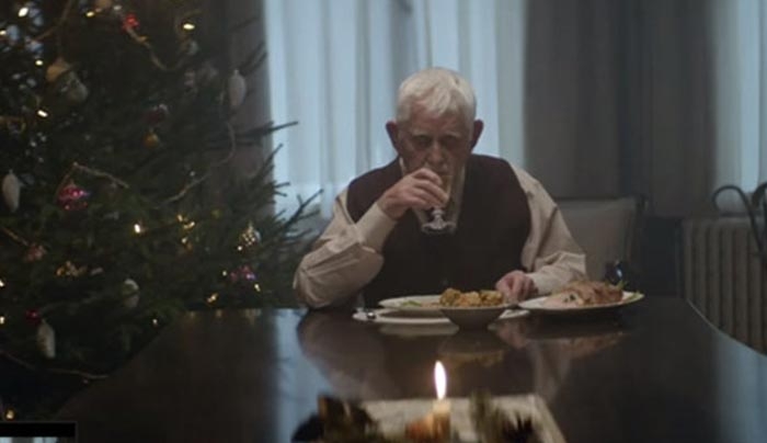 Ήθελε να κάνει Χριστούγεννα με την οικογένεια του ... Η διαφήμιση που θα σας βάλει σε σκέψεις (Βίντεο)
