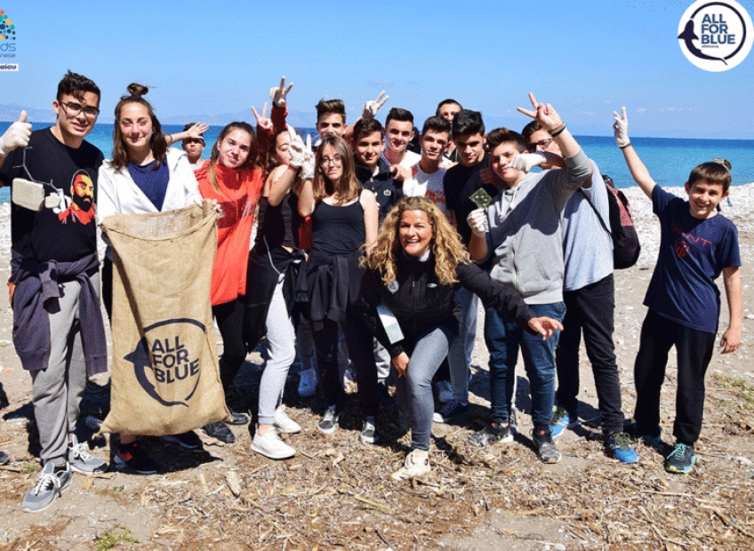 #KeepAegaenBlue: 223 κιλά σκουπίδια έβγαλαν μαθητές και δύτες, από παραλία της Κρεμαστής
