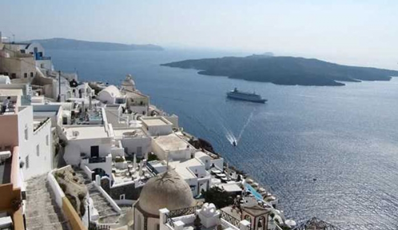 Κατέβηκε από το πλοίο στη Σαντορίνη και… ξέχασε να πάρει το παιδί της