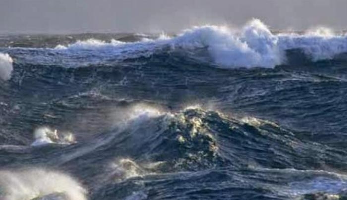 Εντυπωσιακό ΒΙΝΤΕΟ - Πλοίο &quot;παλεύει&quot; με τα κύματα ανάμεσα σε Σκόπελο και Αλόννησο