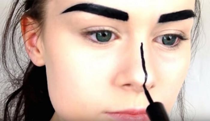 Ζωγράφισε μία λεπτή μαύρη γραμμή στη μέση της μύτης της. Το αποτέλεσμα; Φανταστικό! (Βίντεο)