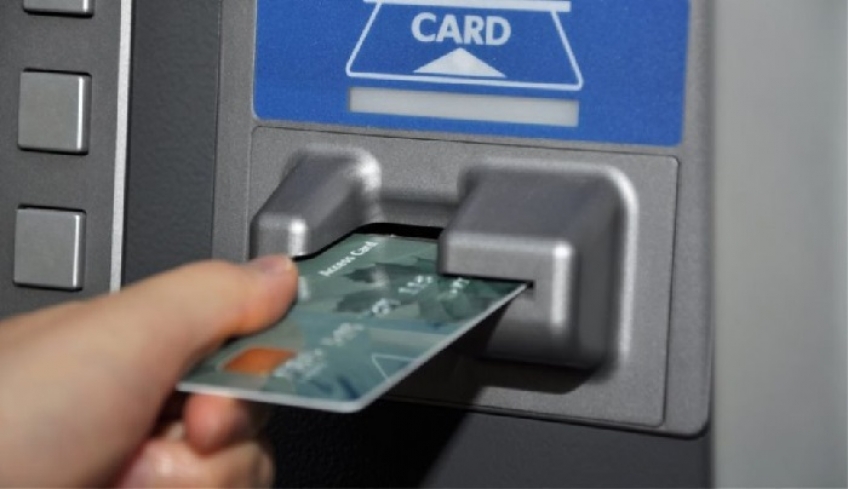 Υπέκλεπταν κάρτες ΑΤΜ, έφτιαχναν «κλώνους» και «ξάφρισαν» 1,3 εκατ. ευρώ