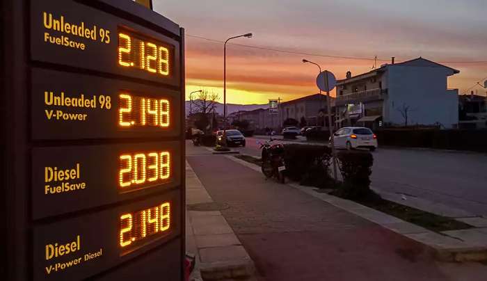 Στα ύψη η τιμή της βενζίνης: Ξεπερνάει τα 2,50 ευρώ σε ελληνικά νησιά - Οι «τρομακτικές» συγκρίσεις με άλλες χώρες