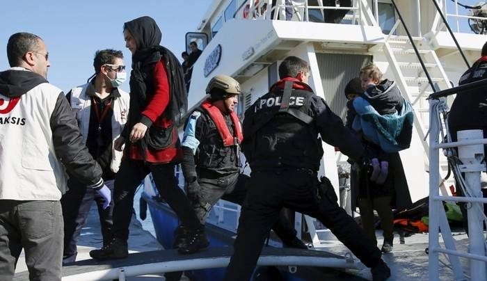 Βόμβα Spiegel: Σε Ελλάδα και όχι σε Τουρκία η παράδοση προσφύγων από τα γερμανικά σκάφη