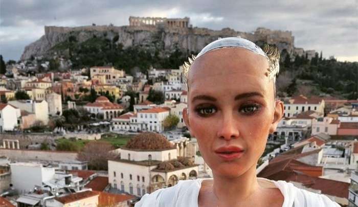 Η Σοφία… στην Αθήνα: Η διασημότερη «ρομποτίνα» AI στον κόσμο ποζάρει με φόντο την Ακρόπολη (φωτογραφίες)