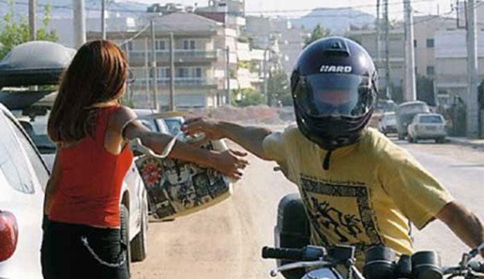 Συνελήφθη 35χρονος τσαντάκιας