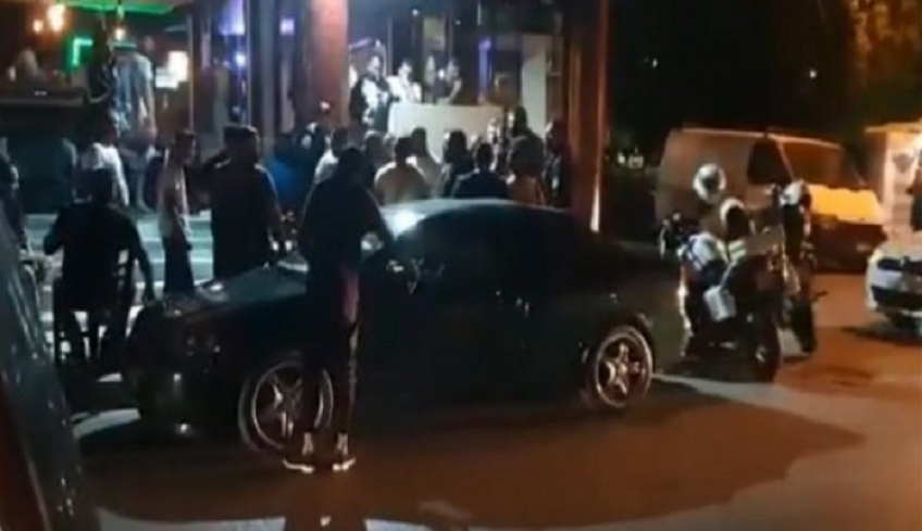 Πάτρα: Επιτέθηκαν σε αστυνομικούς που ήθελαν να διαλύσουν συνωστισμό σε καφενείο