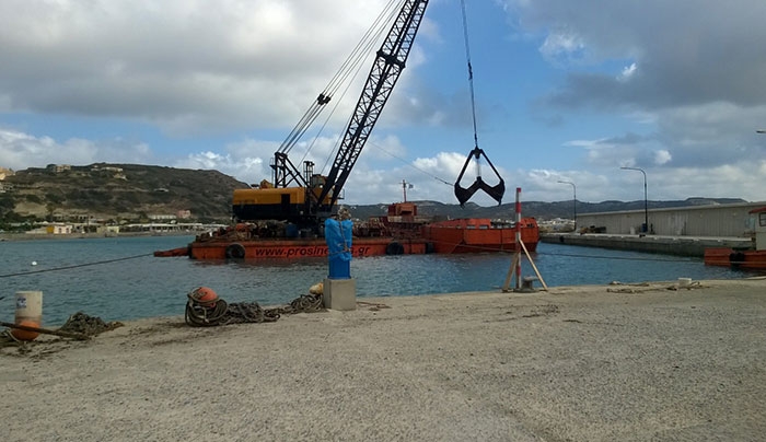 Μετά από 25 χρόνια γίνεται αποκατάσταση των λειτουργικών βαθών και καθαρισμός του πυθμένα του λιμανιού στην Κέφαλο
