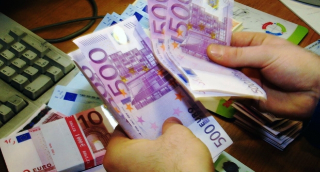 Ποιες αγορές και ποια ψώνια; Στην εφορία θα "φάμε" το δώρο Χριστουγέννων