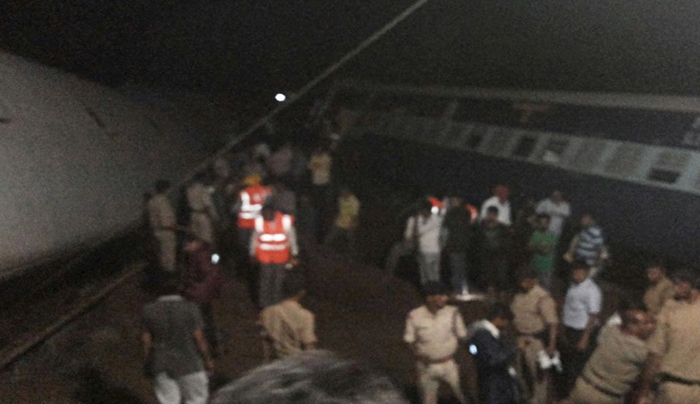 Τραγωδία στην Ινδία: Δύο τρένα έπεσαν από γέφυρα - 24 νεκροί