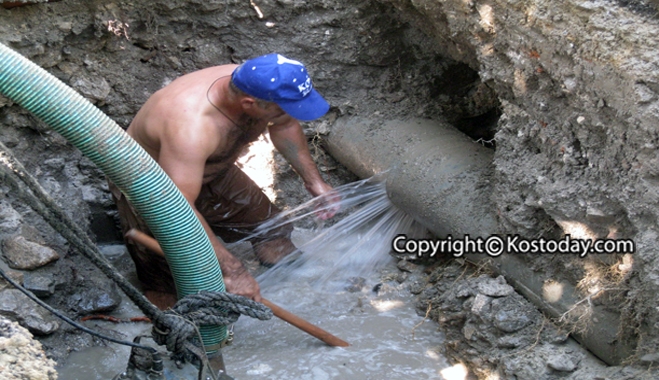 Νέα επέμβαση της ΔΕΥΑΚ στην Μανδηλαρά, σπασμένος αγωγός πόσιμου νερού! (φώτο-βίντεο)
