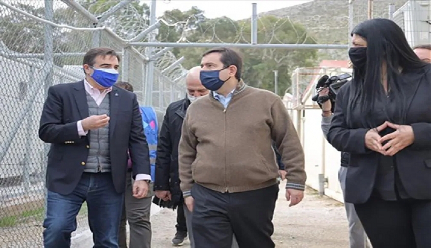 Στα Κέντρα Υποδοχής και Ταυτοποίησης Λέρου και Κω Μηταράκης και Σχοινάς