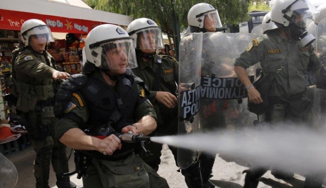Συμπλοκές και δακρυγόνα στην Αμαλίας με ΜΑΤ και λιμενεργάτες