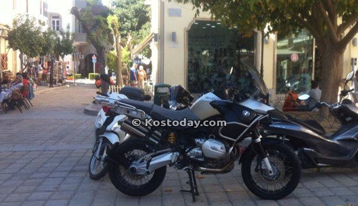 ΑΝΑΓΝΩΣΤΗΣ: Η πλατεία Κονίτσης μετατράπηκε σε πάρκινγκ