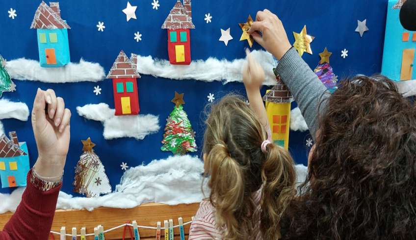 Γονείς και μαθητές του Παιδικού Σταθμού Αντιμάχειας, τραγούδησαν,έφτιαξαν κατασκευές &amp; ευχήθηκαν για τις φετινές γιορτές!