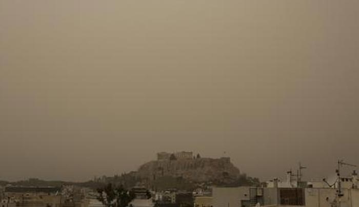 Η Ελλάδα «πνίγεται» από την αφρικανική σκόνη: Ποιοι οι κίνδυνοι για την υγεία
