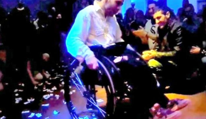 Μεγαλείο ψυχής: Το Ζεϊμπέκικο του Παναγιώτη με αναπηρικό αμαξίδιο που συγκλόνισε τον κόσμο! (Βίντεο)