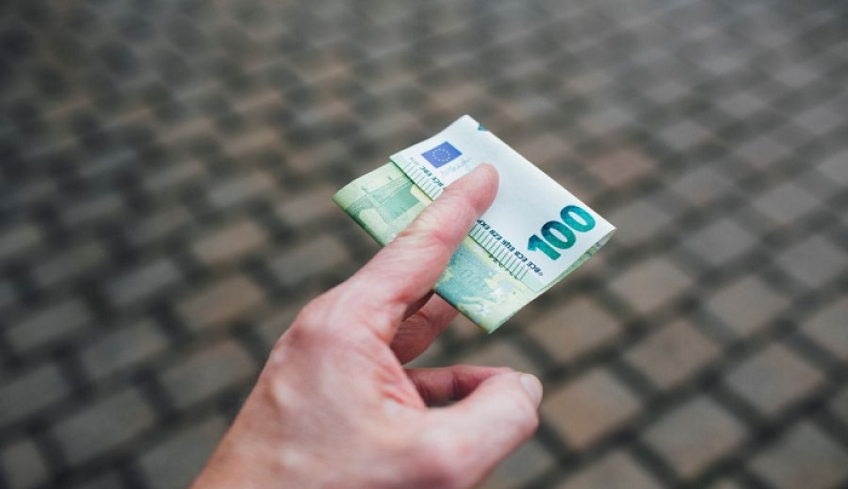 ΟΑΕΔ: Ποιοι δικαιούνται το επίδομα των 2.400 ευρώ