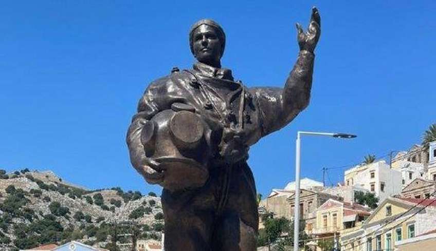 Η πρώτη γυναίκα δύτρια «αποκτά» το δικό της άγαλμα στη Σύμη