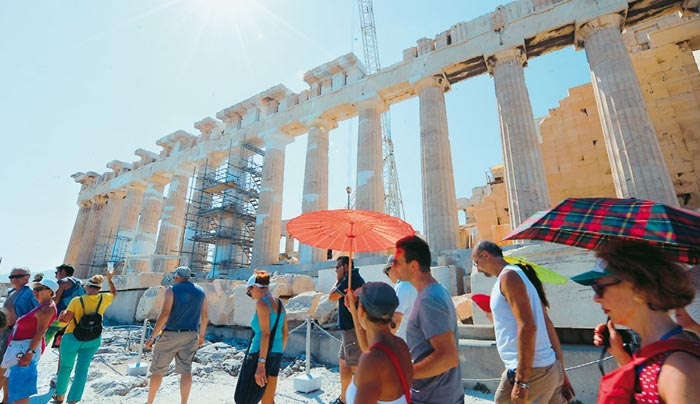 Reuters: Ο ελληνικός τουρισμός ίσως ευνοηθεί από την Τουρκία, αλλά παραμένει εύθραυστη η ανάπτυξή του