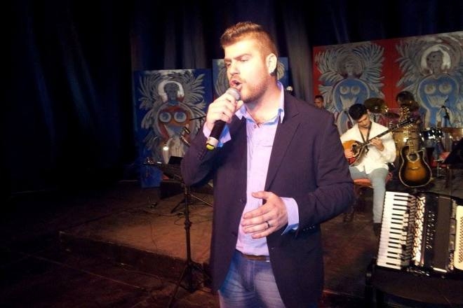 Sold out η πρεμιέρα της παράστασης "Αν μ' αγαπούσες λίγο" που συμμετέχει ο Πάνος Μπλέτζας