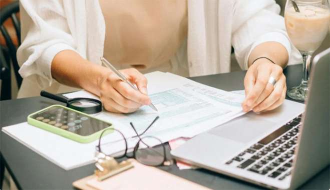 Αντίστροφη μέτρηση για τις φορολογικές δηλώσεις - Ποια η προθεσμία υποβολής τους
