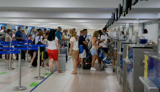 ΤτΕ: Άγγιξαν τα 8 εκατ. οι ξένοι ταξιδιώτες το α’ 6μηνο – Πάνω από 5,1 δισ. ευρώ οι ταξιδιωτικές εισπράξεις