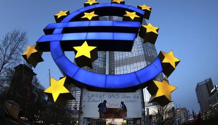 Bloomberg: Απειλεί με διακοπή χρηματοδότησης των ελληνικών τραπεζών η ΕΚΤ