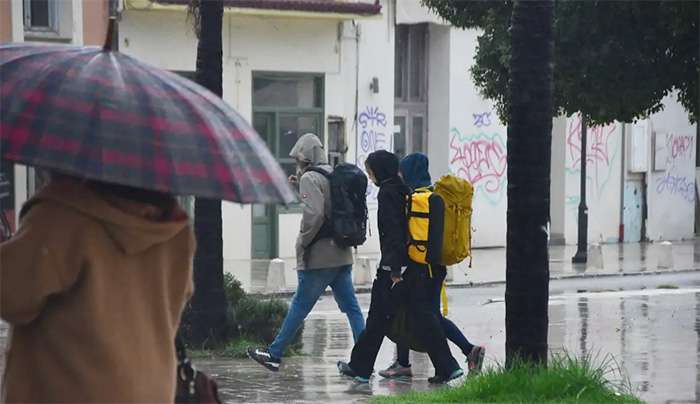 Καιρός σήμερα: Επιμένουν οι βροχές και οι καταιγίδες – Πλήττουν κυρίως Κυκλάδες και ανατολικό Αιγαίο αλλά και Αττική