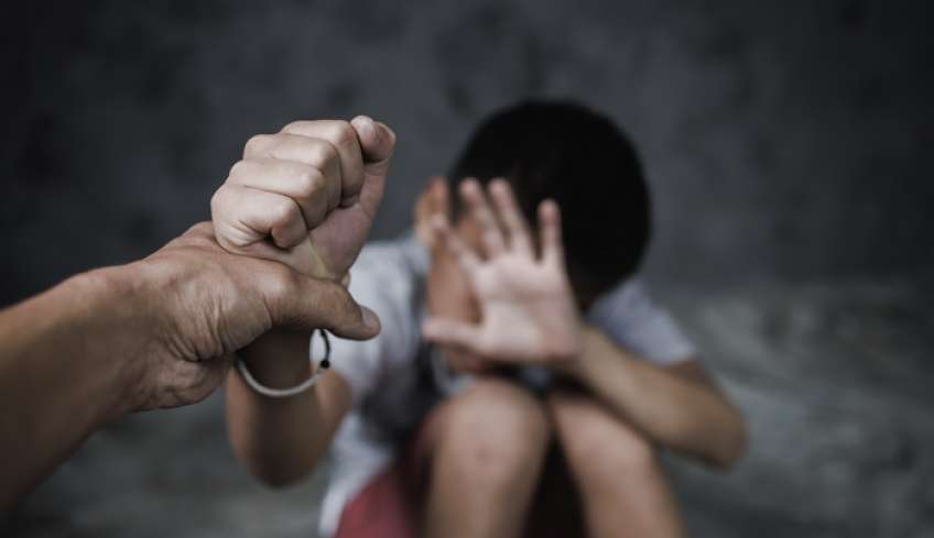 Φρίκη στην Κρήτη: Πατριός βίαζε και εξέδιδε τον ανήλικο γιο της συντρόφου του