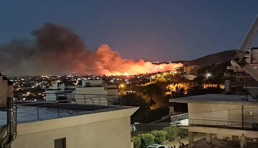 Φωτιά στη Νέα Μάκρη: Ολονύκτια μάχη με τις φλόγες, «έχουν καεί σπίτια»