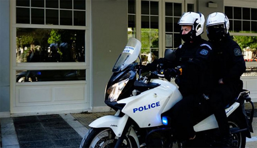 Ανατριχίλα: Τι κατέγραψαν οι κάμερες την στιγμή της επίθεσης με τσεκούρι στην εφορία Κοζάνης!