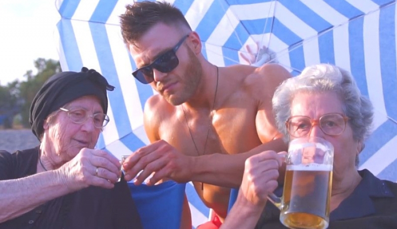 «Just Μπίρες» -Οι Κρητικές γιαγιάδες ξαναχτυπούν πίνοντας μπίρες δίπλα στο κύμα