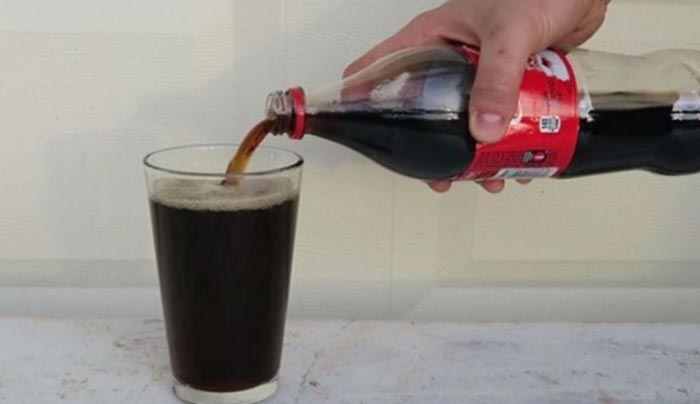 Τι θα συμβεί αν ρίξεις χλωρίνη μέσα σε Coca Cola; (Βίντεο)