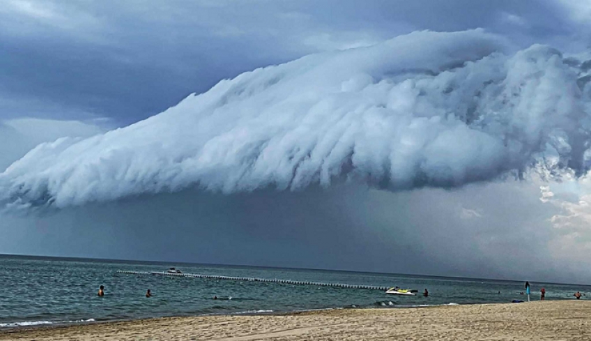 Χαλκιδική: Έκαναν μπάνιο και έβλεπαν αυτό το σύννεφο να «βουτάει» στη θάλασσα πριν την τροπική καταιγίδα