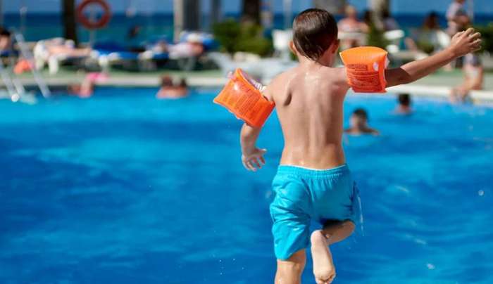Παρ’ ολίγον τραγωδία στη Ρόδο: Παιδί βρέθηκε αναίσθητο σε πισίνα ξενοδοχείου – Συνελήφθη ο ιδιοκτήτης